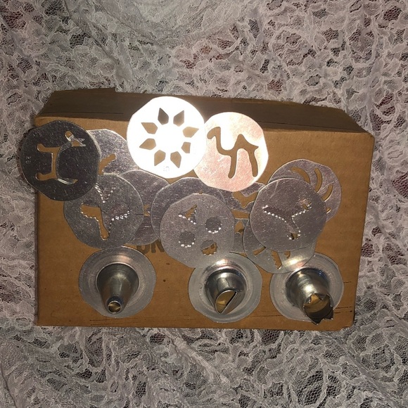 Vintage Mirro cookie , cake decorating set with multiple tips, lightly used - Picture 8 of 9